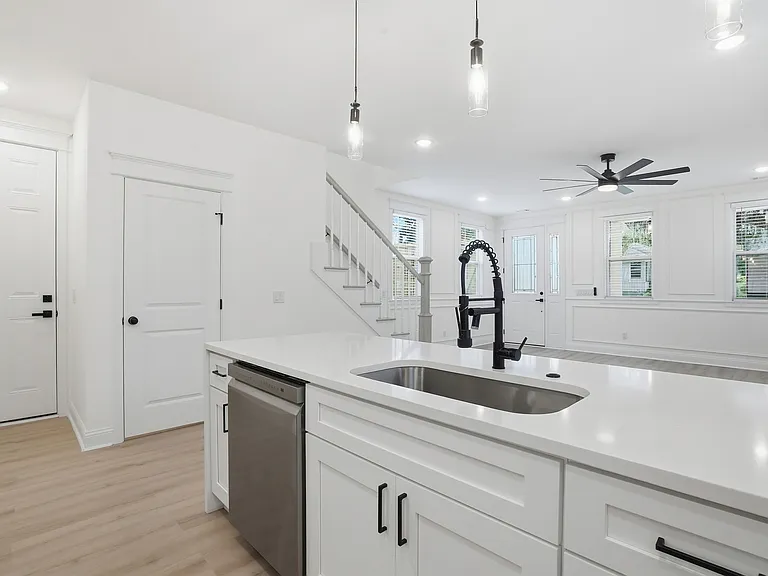 1230 E Anderson St — Photo 16