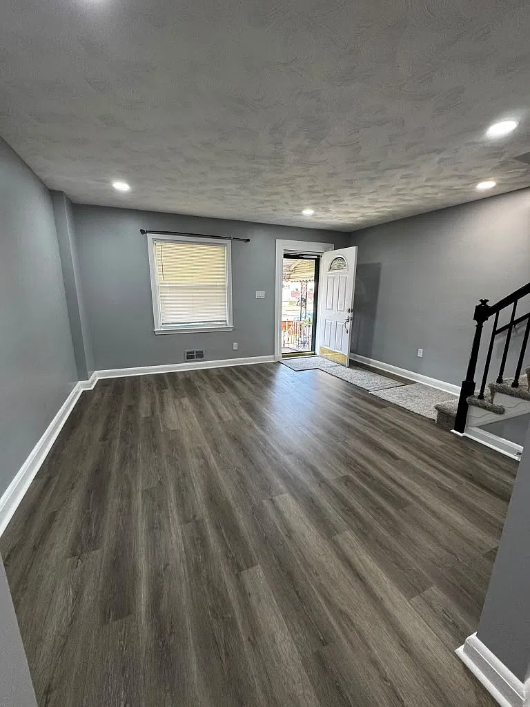 3 bed, 1.5 bath, 1024 sqft, $2,200 — Photo 3