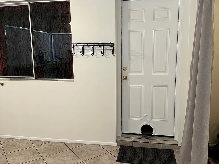 to kitchen (cat door)