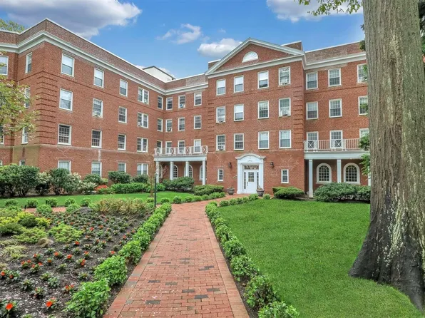 90 Knightsbridge Road #2D, Great Neck, NY 11021