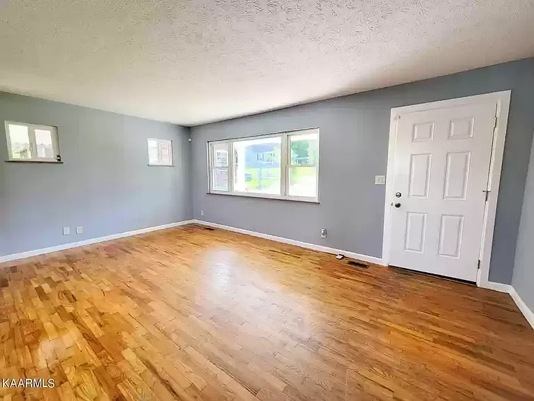407 Glenoaks Dr — Photo 15