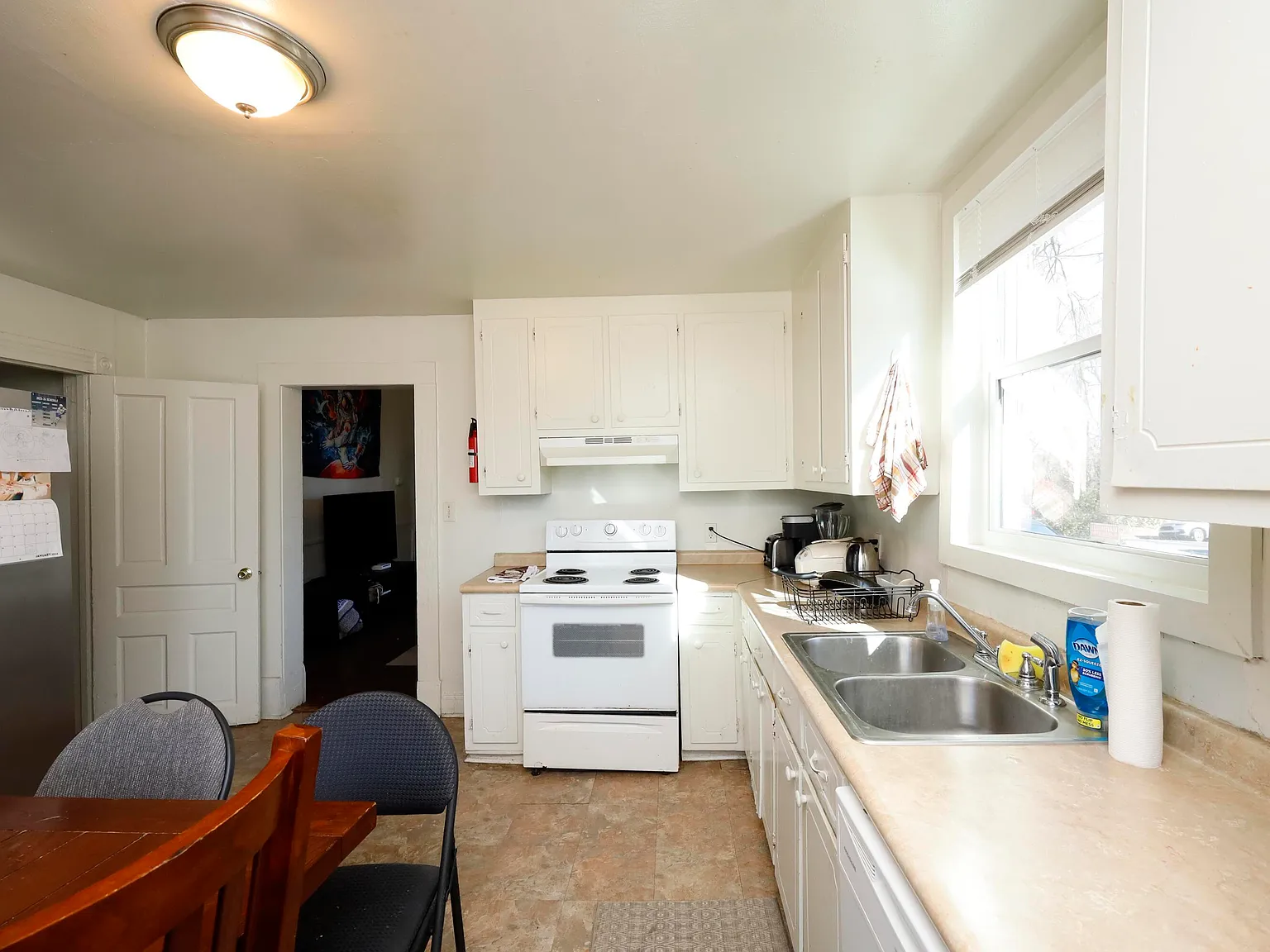 5 bed, 2.0 bath, 1800 sqft, $4,100 — Photo 4