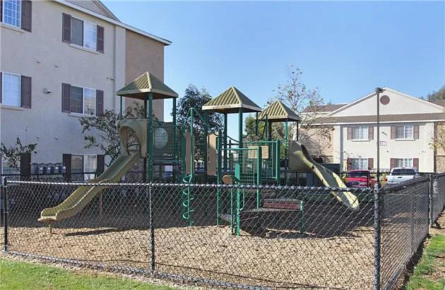 La Pacifica Apartments — Photo 13