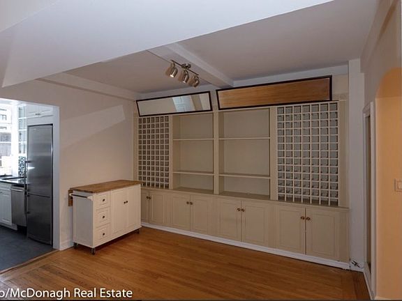 5th image of 340 W 57th St APT 10D