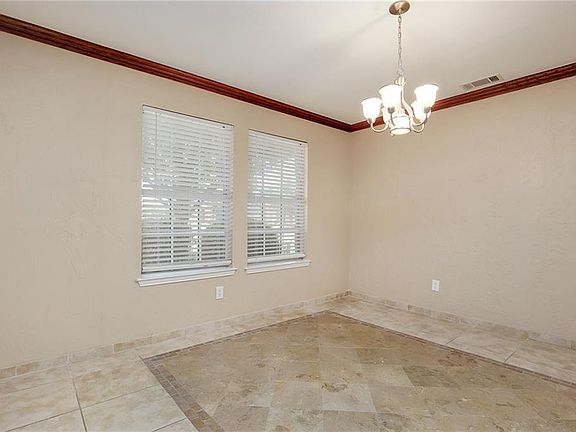 4th image of 142 Southampton Dr