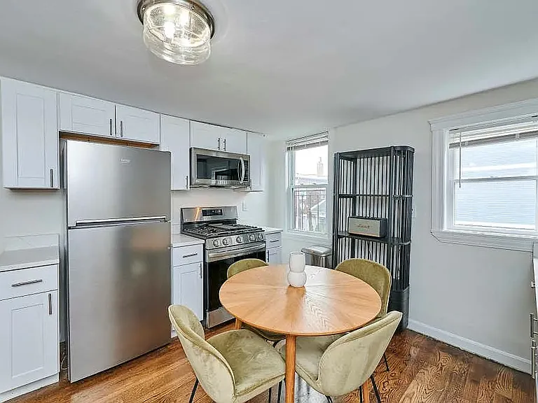 241 E St #3 — Photo 3