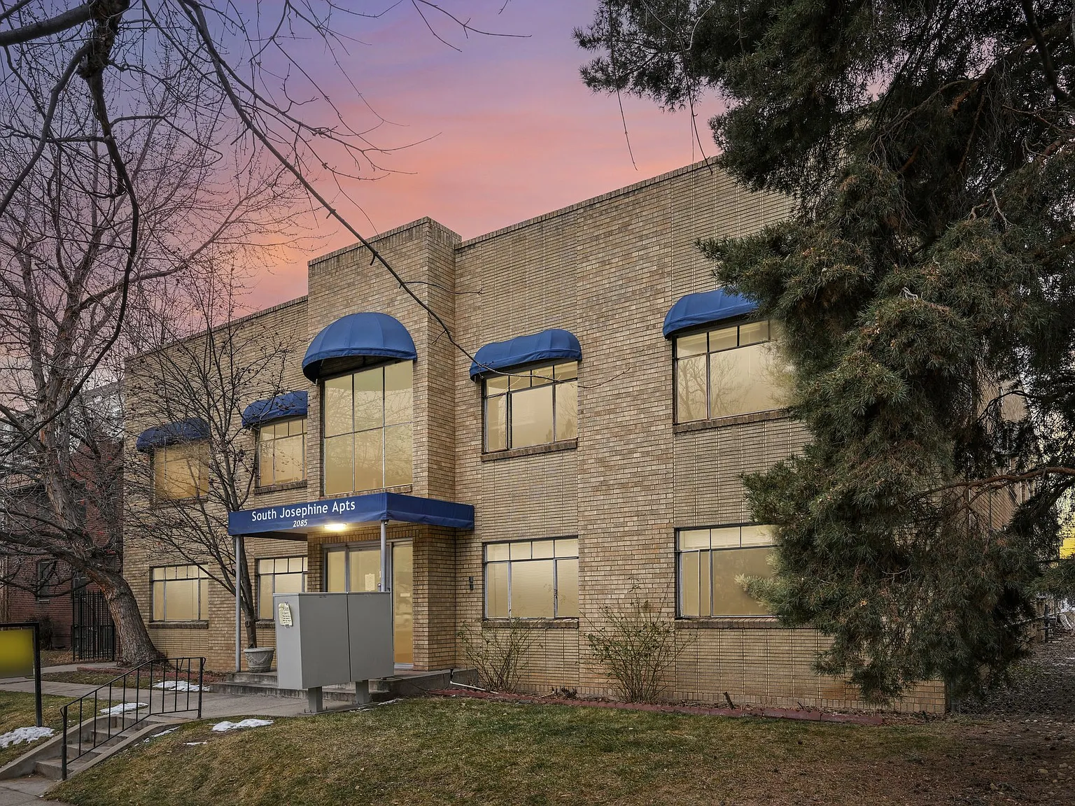 South Josephine Apartments — Photo 3