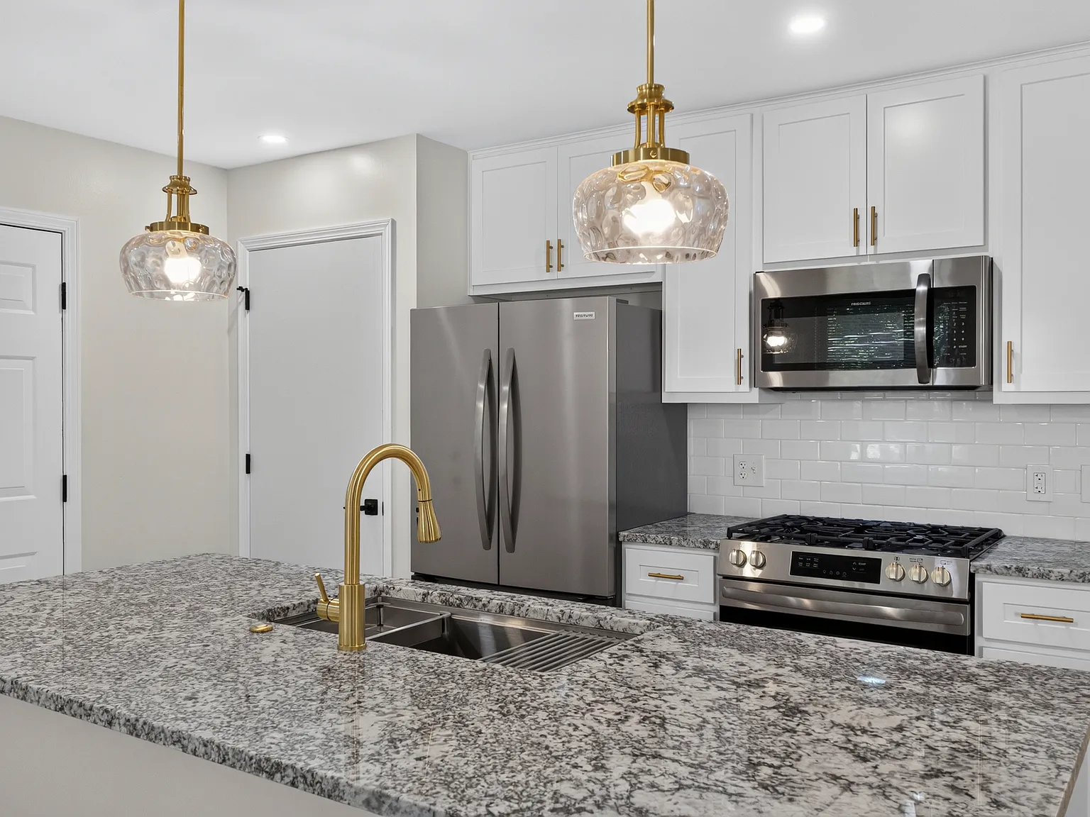 3 bed, 966 sqft, $2,100 — Photo 3