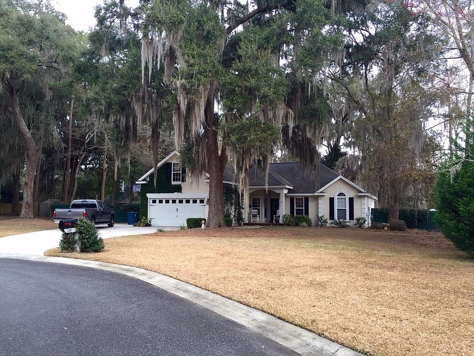 Exterior on cul-de-sac