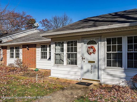 2nd image of 495C Thornbury Court