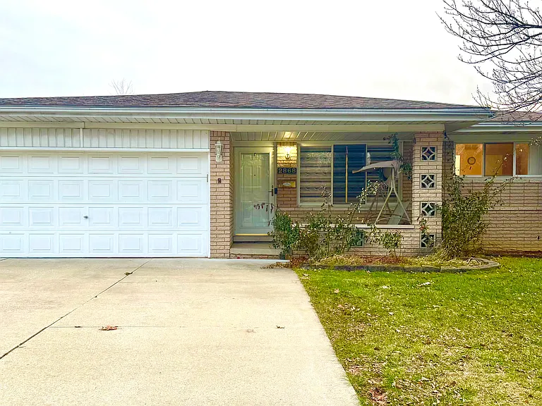 2868 Groves Dr — Photo 1