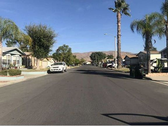 Exterior Neighborhood (street photo)