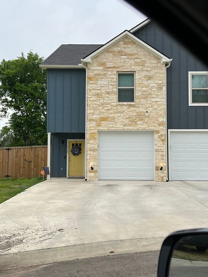 119/121 Village North Circle — Photo 1