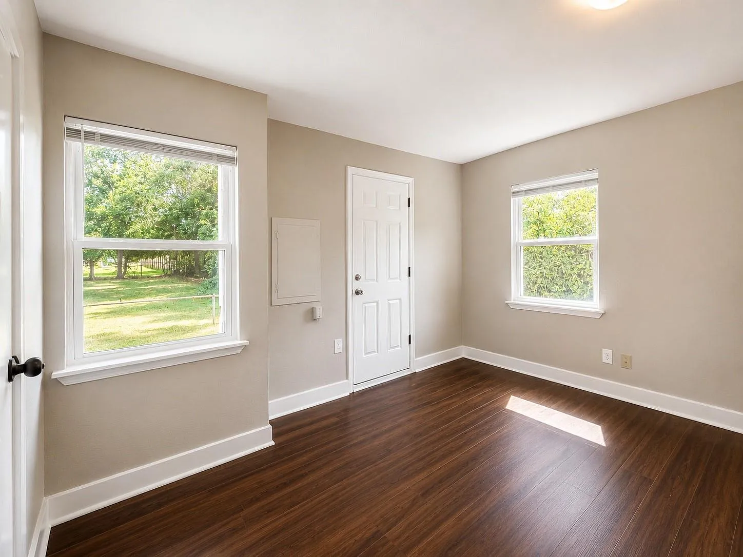 3 bed, 1.0 bath, 1300 sqft, $1,599 — Photo 4