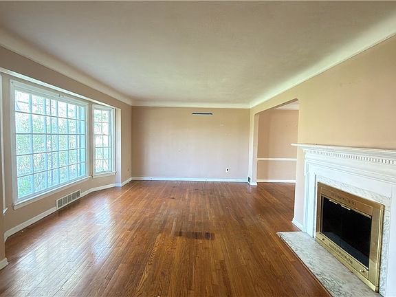 2nd image of 3074 Keswick Rd