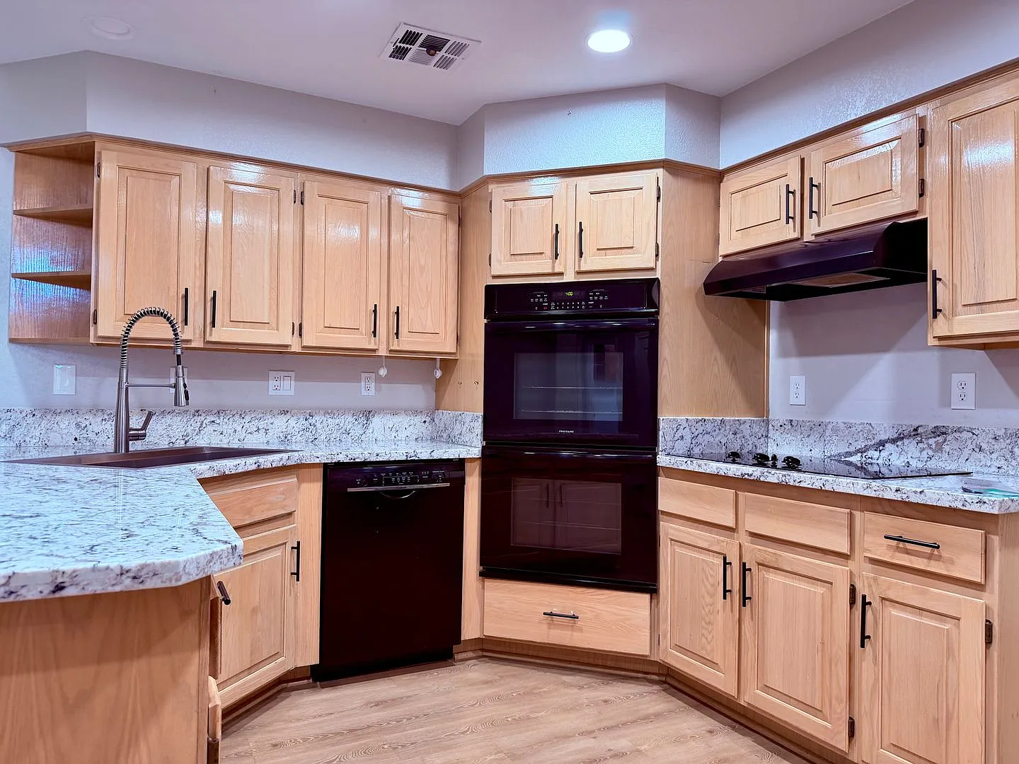 Large 2 bedroom corner unit townhome — Photo 4