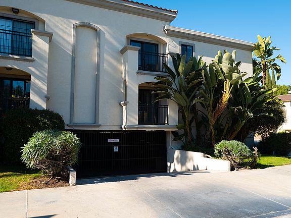 3rd image of 13830 Moorpark St APT 101