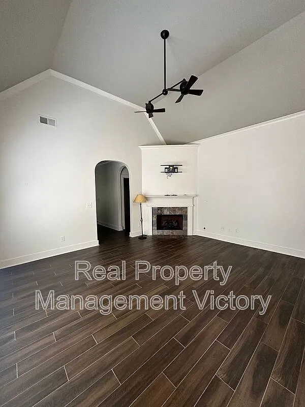 3 bed, 2.0 bath, 1394 sqft, $1,900 — Photo 3
