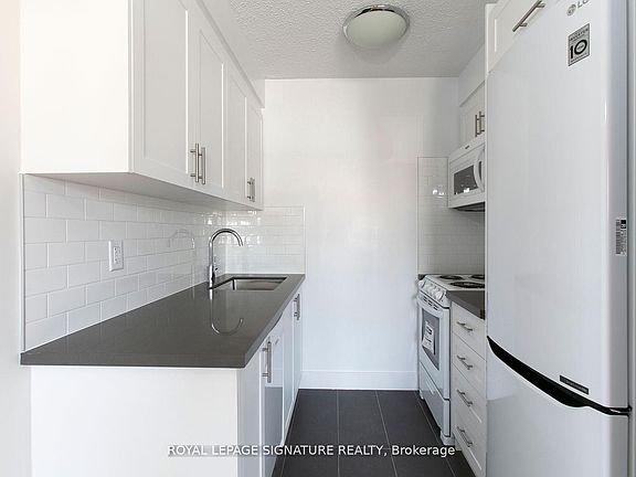 2nd image of 990 Avenue Rd #206