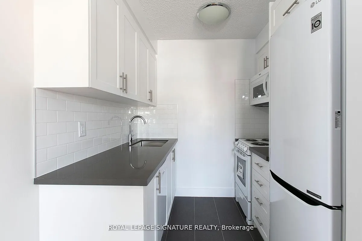 Building Photo - 990 Avenue Rd #206