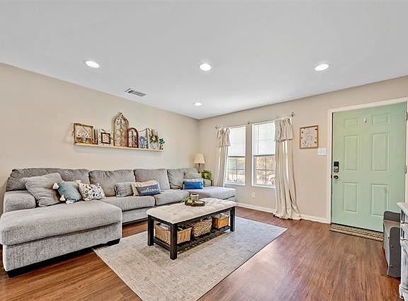 5th image of 126 Spring Valley Cir
