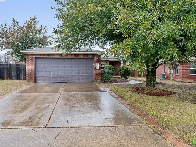 107 McCarthur Dr — Photo 2