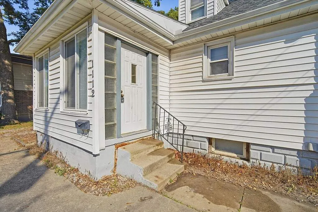 5 bed, 2.5 bath, 2430 sqft, $2,400 — Photo 2