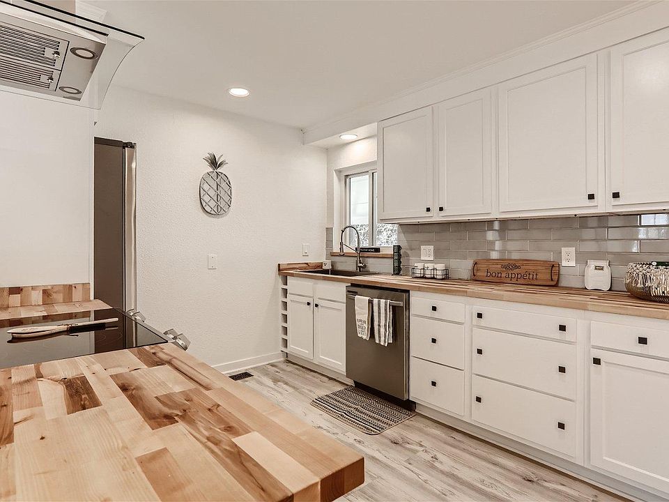 1st image of 300 Putnam Ave