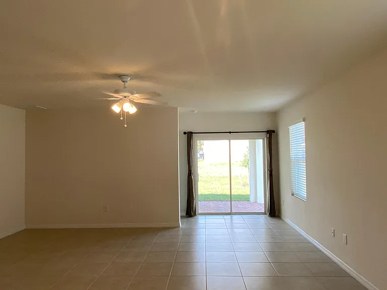 1207 SW Embers Ter — Photo 4