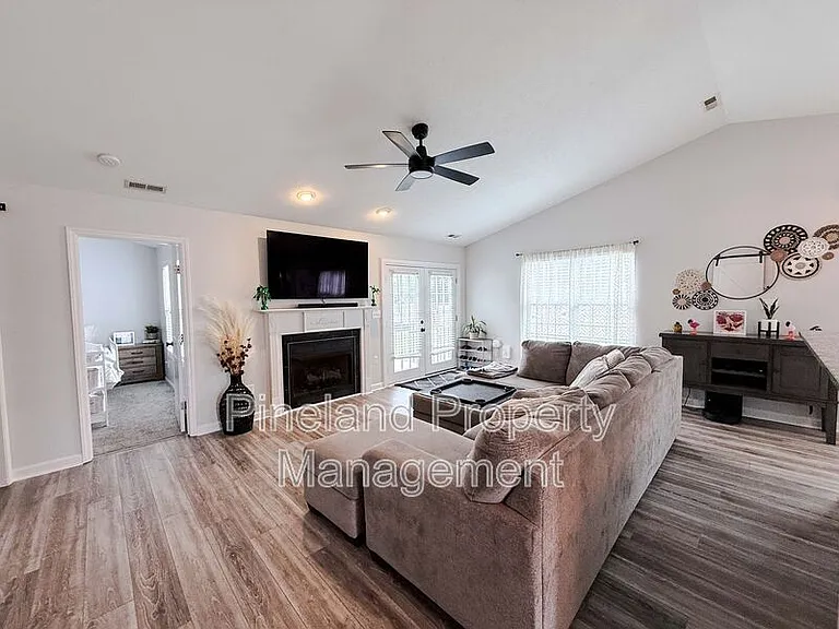 201 Old Colony Pl — Photo 5