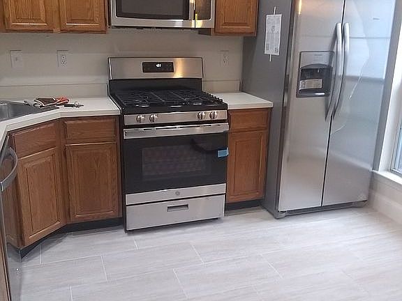 Kitchen SS app & tile floor
