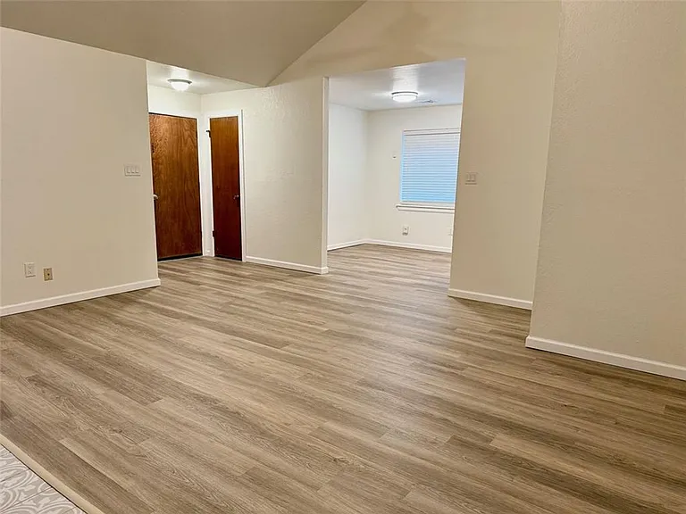 1800 Hillcrest Dr — Photo 6