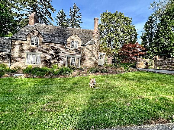 Lewis & Clark Gate House