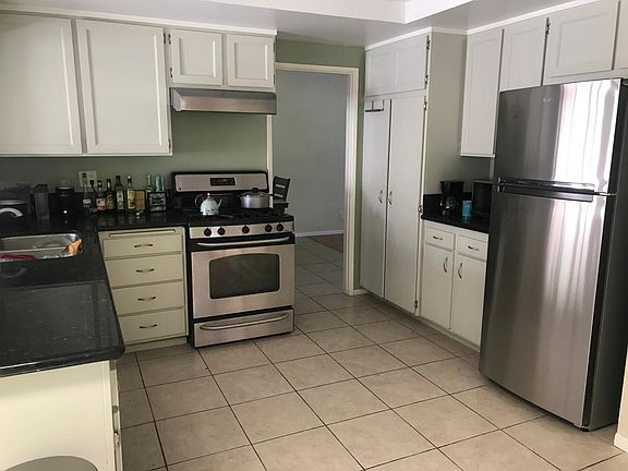 4th image of 1712 Summerville Ave