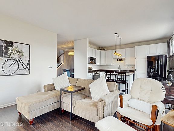 3rd image of 319 Fairmont Ct