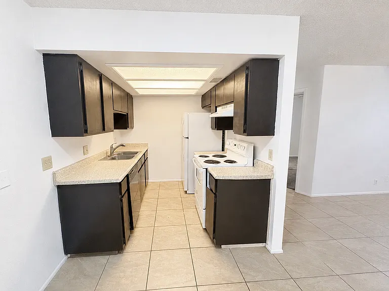 2931 E Beck Ln — Photo 3