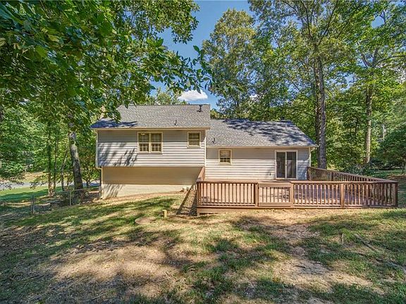 2nd image of 405 Walnut Dr