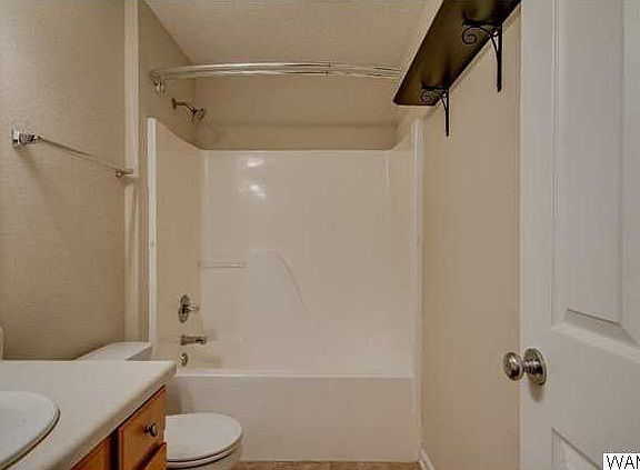 Hall bathroom is located between 2 bedrooms for easy access for both rooms.