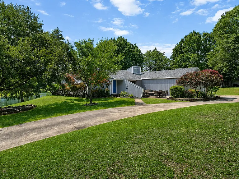 301 Black Horse Run — Photo 2