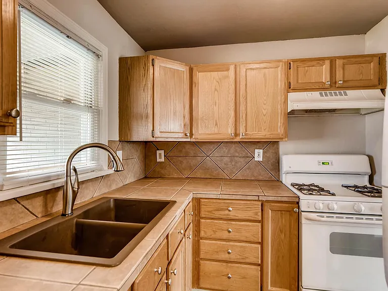 2600 Olive St — Photo 5