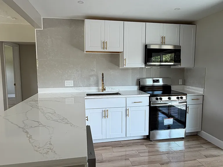 1733 Gladys St — Photo 11