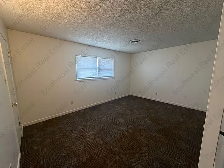 1412 W 10th St — Photo 8