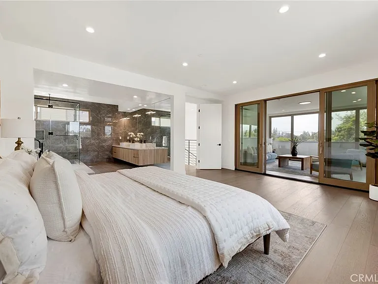941 E California Blvd #1 — Photo 22