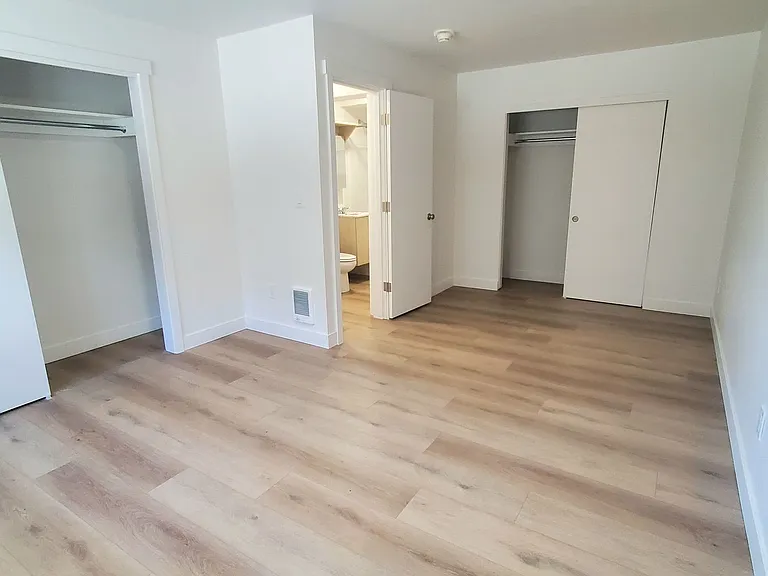 Royal Anne Apartments — Photo 19
