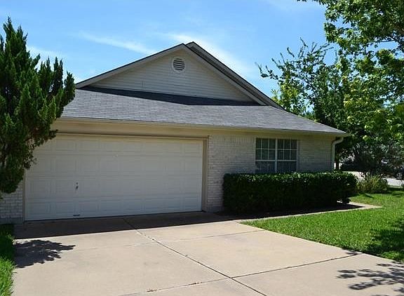 Great single story floor plan on large tree filled corner lo
