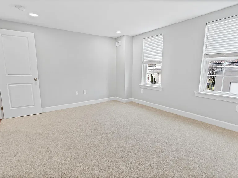 731 E Elm St — Photo 27