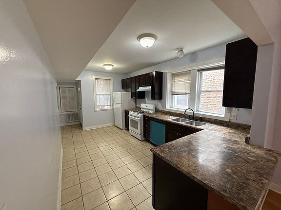 5th image of 6429 N Claremont Ave Basement 2