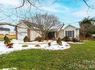 1238 Pennwood Dr, Hickory, NC 28602