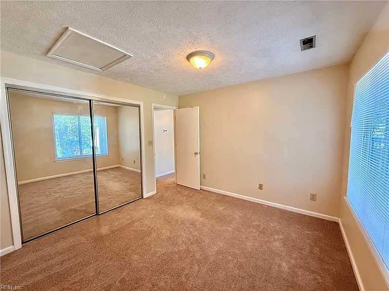 410 Wells Ct — Photo 10