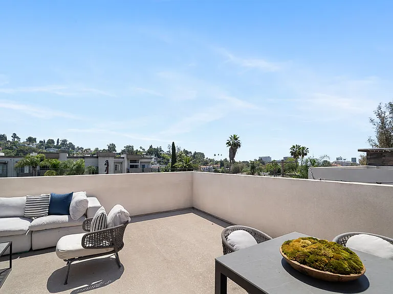 2111 N Cahuenga Blvd #1 — Photo 24